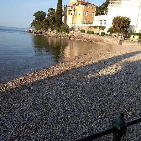 Salus, Maruna Apartment