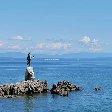 Salus, Maruna Apartament