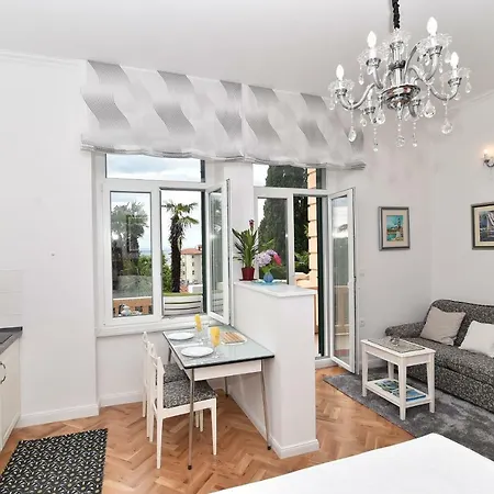 Salus, Maruna Apartament
