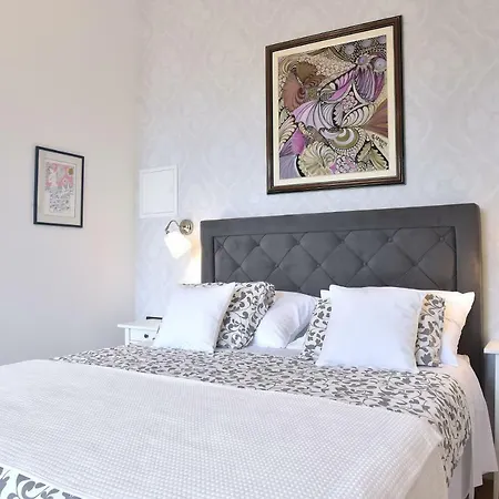 Salus, Maruna Apartament